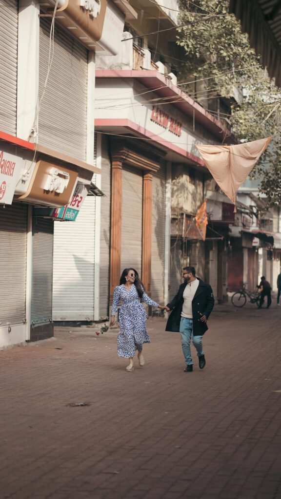 Best Pre Wedding Shoot Locations in Vadodara – From Street Romance to Royal Backdrops 32 Vadodara street pre wedding photography