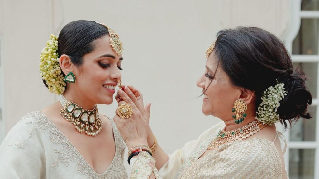 15 Must-Have Wedding Photos You'll Regret Missing 2 Getting-ready emotions